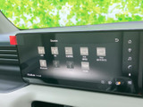 画面上にAM・FMやテレビ、Bluetoothなどの選択肢が並び、聴きたい音源を選びやすい構成です。タッチ操作で項目を確認でき、通勤やお出かけの時間を快適に過ごすのに便利です。