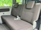 後席は横並びで座れるベンチタイプとなっており、背もたれにはヘッドレストも備わります。明るい室内と窓からの見通しで、同乗者にも落ち着いて過ごしていただける空間です。