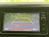 後方の映像にガイドラインが表示され、駐車時に周囲を確認するためのサポートとして活用できます。画面を見ながら車両周辺を目視で確かめられ、駐車時の確認に役立ちます。