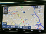 道路や周辺施設が表示され、地図を見ながら目的地の設定や表示変更ができます。現在地周辺を確認したいときにも役立ち、慣れない場所へのお出かけをサポートしてくれる便利な装備です。