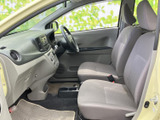 前席まわりは視界が開け、運転席と助手席の様子を確かめやすい配置です。明るい色調のシートとすっきりした足元で、乗り降りの際も落ち着いて過ごせる空間になっています。