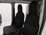 運転席・助手席ともに、ゆったりと座れる前席シートです。見晴らしが良く、運転しやすいポジションを取りやすいのもハイゼットカーゴの魅力♪毎日の通勤やお仕事での長時間の運転にもおすすめです。