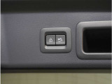 【パワーリアゲート】スイッチを操作することにより、リアゲートが自動で開閉します。自動開閉中のリアゲートを、半開以上の位置で止めることができます。