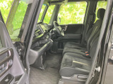 前席からフロントまわりを見渡しやすく、窓からの視界も広がる運転席空間です。座面にはゆとりがあり、助手席側も含めて乗員それぞれが落ち着いて過ごせる印象です。