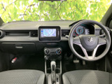 運転席まわりはメーターやナビの位置が見渡しやすく、前方の視界も開けています。シートには落ち着いた色合いを採用し、日常使いにもなじみます。