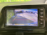 車両後方の映像に加えてガイドラインも表示され、駐車時の周囲確認をサポート。画面で後方の状況を確かめながら、車庫入れや駐車位置の調整に役立てられます。