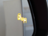 ブラインドスポットモニター装備。隣車線を走る車両を検知。ドアミラーでは確認しにくい後方、側方エリアに存在する車両や急接近してくる車両も検知しドアミラーに搭載されたLEDインジケーターが点灯します。