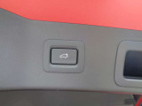 スイッチひとつでリアゲートの開閉が可能なパワーリフトゲートを装備!荷物で手が塞がっている時や小柄な方でも力を使わずスムーズに開閉できます。日常のお買い物から旅行まで利便性を高める快適な装備です。