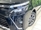 【LEDヘッドライト】悪天候や夜間走行時も良好な視界を確保し安心して運転できる高輝度LEDヘッドライトを装備!点灯速度が早く、消費電力も抑えられています。
