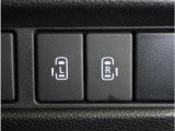 【両側電動スライドドア】ボタンを押すだけでスライドドアの開閉が可能。もちろんキーからの操作も可能。お子様を抱いている時・両手いっぱいの荷物を持っている時など非常に役立ちます。