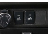 運転席と助手席には寒い日の肩や腰、冷えやすい下肢を温めてくれるシートヒーターが付いております!