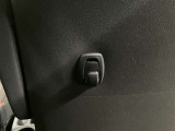 運転席背面部に荷物を吊るす事ができる、フックがあります。