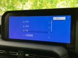 FM・AMラジオやテレビ、交通情報など、選べる項目が画面に一覧で表示されています。目的の音源を視覚的に探しやすく、気分や利用シーンに合わせて切り替えられます。