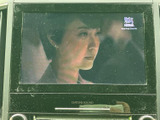 車内でテレビ番組を楽しめるモニターを備えています。停車中の待ち時間や休憩時に映像を視聴でき、車内で過ごす時間をより便利に活用できる装備です。