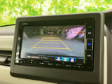 後方の様子を画面で確認しながら駐車でき、表示されたガイド線が車庫入れの目安になります。周囲を目視で確かめる際の補助として活用でき、限られたスペースでの駐車も心強くサポートします。