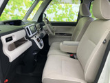 運転しやすいシンプルなデザインの室内。操作しやすい位置に配置されたスイッチ類が便利です。快適な運転環境が整っています。