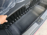 ラゲッジボード下にも大容量の収納場所があります。
