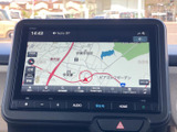 現在地周辺の道路や施設が画面に表示され、目的地までの道順を確認しやすいナビ画面です。地図を見ながら行き先を探せるので、初めて訪れる場所へのお出かけにも活用いただけます。