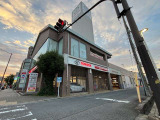 トヨタモビリティ新大阪吹田店 U-Car吹田店の整備にもなっています。 道路を挟んだ50メートル程の場所に位置しています。