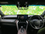 運転席からモニターやメーターを確認しやすい配置で、駐車時の後方確認をサポートします。車内全体の見通しもよく、毎日の乗り降りや運転時に扱いやすい空間です。