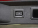 【パワーリアゲート】スイッチを操作することにより、リアゲートが自動で開閉します。自動開閉中のリアゲートを、半開以上の位置で止めることができます。