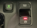 パーキングブレーキは指一本で操作可能な電子制御パーキングブレーキを採用しています。