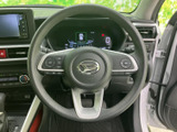 手元に複数のスイッチを備え、運転姿勢を保ちながら各種機能へアクセスしやすい仕様です。握りやすい形状で、日々の運転中も視線移動を抑えて操作を行えます。