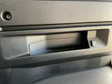 クリーナーを施工箇所全体に噴霧を行い、汚れ箇所を中心にブラッシングします。その後、専用の機械を使い、リンサーまたはスチーム洗浄で汚れを落としております。