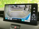 後方の様子と進路の目安を画面で確認でき、駐車や後退時の周囲確認をサポートします。車庫入れの際も車両後方を見ながら位置を把握しやすく、日常の駐車を助けてくれる装備です。