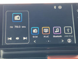 ラジオやテレビ、Bluetooth、USB/iPodなどの選択肢が画面上に並び、利用したい音源を確認しやすい構成です。アイコン表示で選びやすく、毎日の車内で役立ちます。