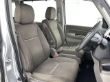 高いホールド性で運転姿勢が安定します。長距離ドライブでも疲れにくいのが魅力です。快適なドライビングライフをお送りください♪
