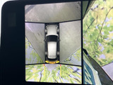 車両周囲の映像を上から見た表示と合わせて確認でき、駐車時の位置把握に役立ちます。画面の表示を目安にしつつ、周囲を直接確認しながら操作できる安心のサポートです。