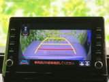 車両後方の映像にガイドラインが表示され、駐車時に後方の位置関係を確認する目安になります。画面上の案内を見ながら周囲にも目を配れるため、車庫入れや切り返しの際に便利です。