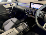 <メルセデスの認定中古車「サーティファイドカー」には、最大100項目にも及ぶ点検・整備項目が設定されています>