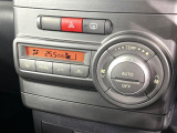 【オートエアコン】一度お好みの温度に設定すれば、車内の温度を検知し風量や温度を自動で調整。暑い&hellip;寒い&hellip;と何度もスイッチ操作をする必要はありません。快適な車内空間には必須の機能ですね♪