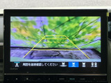 後方の映像に加え、目安となるガイド線も画面に表示されます。駐車時や狭い場所での後退時に、周囲の状況を画面で確認しながら操作でき、日々の駐車をサポートします。