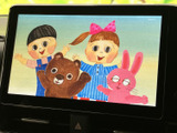 映像を画面に表示でき、停車中にテレビ番組や映像を視聴する際に活用できます。見やすい位置に設置されたモニターで、休憩時間など車内で過ごすひとときを楽しめます。
