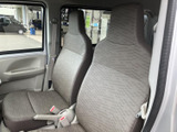 前席は身体を支える形状で、運転席と助手席の間にもゆとりが感じられます。窓から外の景色を確認しやすく、落ち着いた色合いのシートで日常の移動も過ごしやすい空間です。