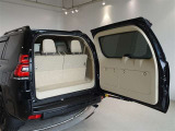 小柄な方でも扱いやすい横開きのバックドアです。狭い駐車場でも荷物の出し入れが楽です。