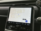 地図が画面いっぱいに表示され、現在地や周辺の道路を確認しやすい案内画面です。目的地検索のボタンも見つけやすく、慣れない場所への移動や日々のお出かけに役立ちます。