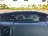 速度やエンジン回転数などの情報が、運転席から確認しやすい位置にまとまっています。中央の表示部にも車両情報が示され、運転中に必要な情報を把握しやすい配置です。