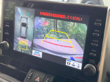 【バックカメラ】駐車時に後方がリアルタイム映像で確認できます。大型商業施設や立体駐車場での駐車時や、夜間のバック時に大活躍!運転スキルに関わらず、今や必須となった装備のひとつです!