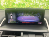 後方の映像に加えて車両周辺の表示やガイド線を確認でき、駐車時の後方確認をサポートします。周囲を目視でも確かめながら、落ち着いて駐車操作を行えます。