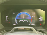 速度や各種車両情報が中央のディスプレイにまとまり、左右の表示も含めて確認しやすいレイアウトです。運転中に必要な情報を把握しやすく、視線移動を抑えやすい配置です。