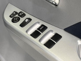 【電動格納ミラー】サイドミラーは電動格納式となっており、狭い駐車場でもキズがつくリスクを抑えられます。