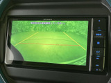 車両後方の映像に加えてガイド線も表示され、駐車時に周囲との距離感を確認する助けになります。後退時の目視確認と合わせて活用できます。