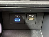 充電用USB端子付き。スマートフォンなどの充電に便利です。