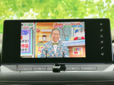 大きく見やすい画面に映像や情報を表示でき、車内での確認に活用できます。画面まわりには機能アイコンも並び、必要な表示へアクセスしやすい配置で、日常の使い勝手に配慮されています。