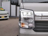 ハイ・ローともに明るいLEDライト!!山道でも明るく路面を照らします。オートライトに加え、オートハイビームも装備しており安全で快適なドライブに貢献します。