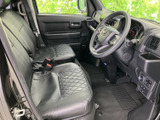 運転席まわりは視界を確保しやすい配置で、前方や左右の確認に役立ちます。シートには立体的な模様があしらわれ、足元も広く取られた印象。日々の乗り降りにも使いやすい空間です。